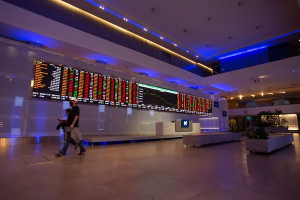 Medo de recessão global faz Bolsa cair 2,33%; dólar tem salto de 2,52%