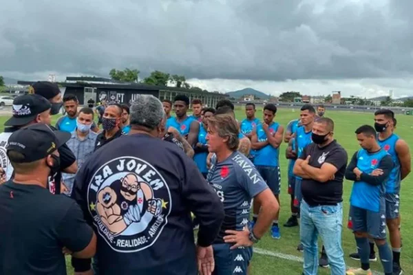 Torcedores do Vasco invadem CT