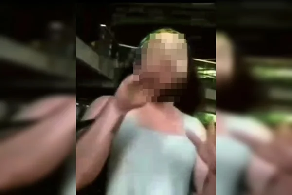 Pessoa com rosto embaçado com as mãos para cima e vestido branco