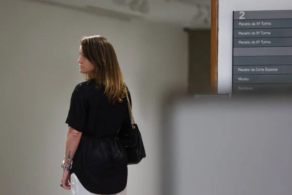 Filha de Adriana Villela se emociona no STJ e liga para a mãe
