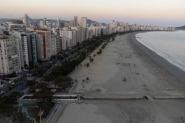 Foto colorida da Praia do Gonzaga em Santos, litoral de São Paulo - Metrópoles