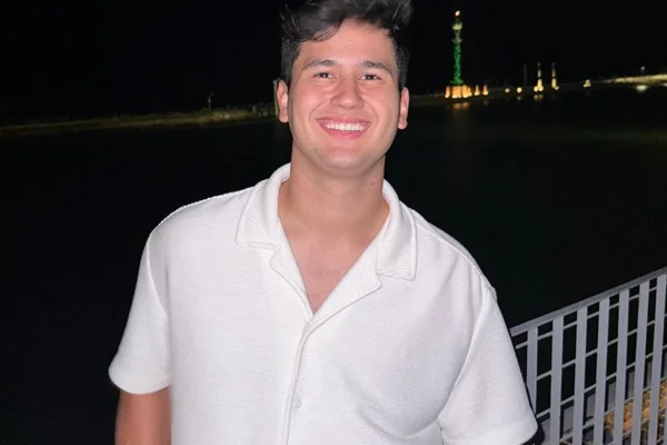 Lorenzo Fortes posa, sorridente, com uma blusa branca - Metrópoles