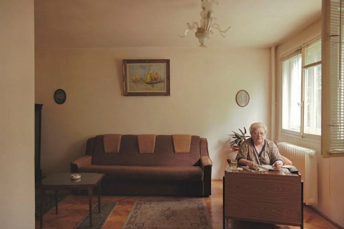 1º andar, apartamento número 7 – Na imagem, uma senhora aposentada, que mora sozinha (e recusou a divulgar seu nome). Ela contou que trabalhou como desenhista de cédulas antes de 1989. Mora no prédio há 10 anos e é proprietária do apartamento 1º andar, apartamento número 7 – Na imagem, uma senhora aposentada, que mora sozinha (e recusou a divulgar seu nome). Ela contou que trabalhou como desenhista de cédulas antes de 1989. Mora no prédio há 10 anos e é proprietária do apartamento