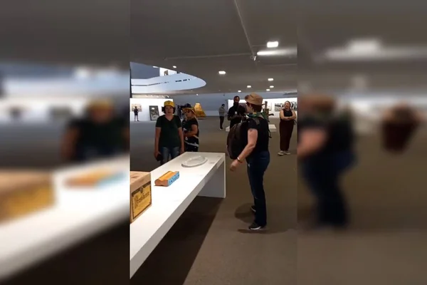 Vídeo: bolsonaristas protestam no Museu da República e tocam em obras expostas