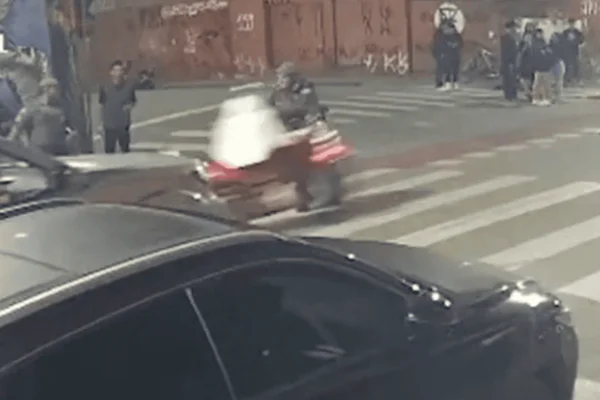 Imagem colorida de um jovem de 18 anos pilotando uma moto e atropelando um tenente da PM - Metrópoles