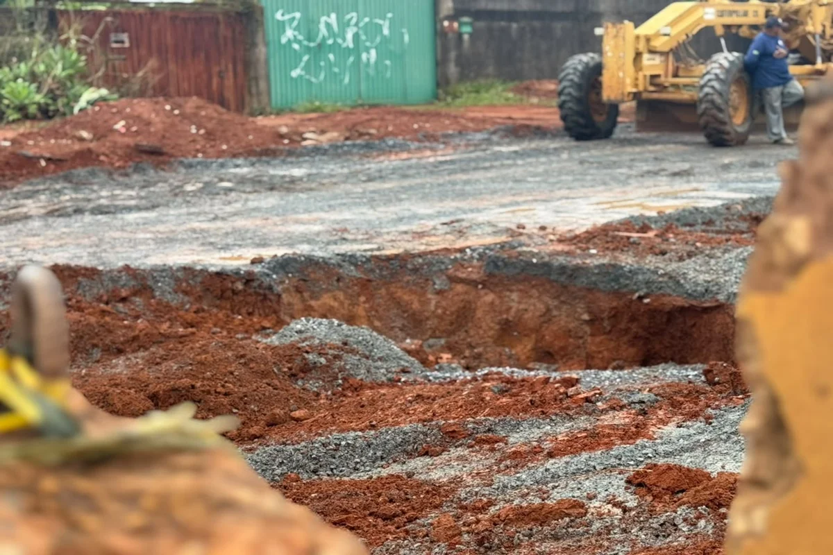 Chuva abre cratera no Guará, deixa veículos atolados e interdita via