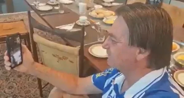 Bolsonaro fala ao telefone com apoiadores