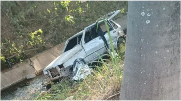 Motorista de 19 anos morre após carro capotar e cair em córrego em MG
