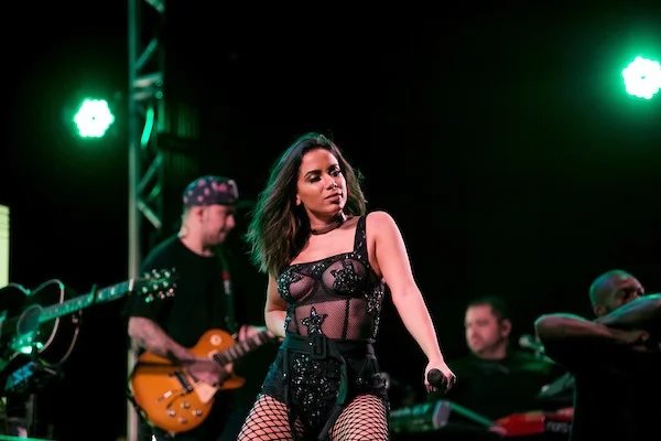 Decisão judicial condena Anitta a pagar R$ 2,8 milhões a ex-assessora