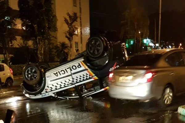 Vídeo: viatura da Polícia Militar capota na Asa Norte