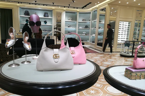 Bolsas e sapato em loja da Gucci - Metrópoles
