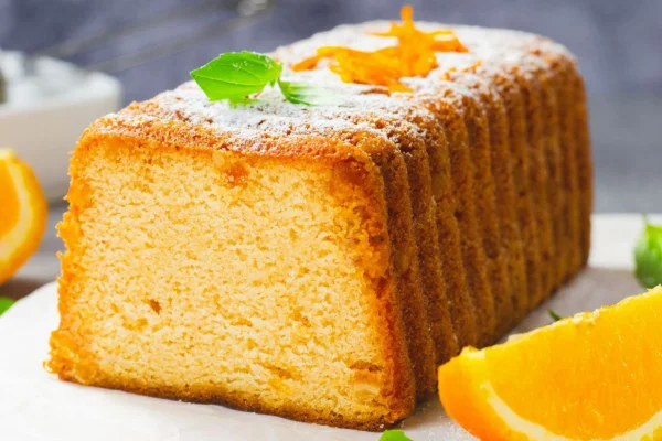 foto colorida de um bolo de laranja sem lactose