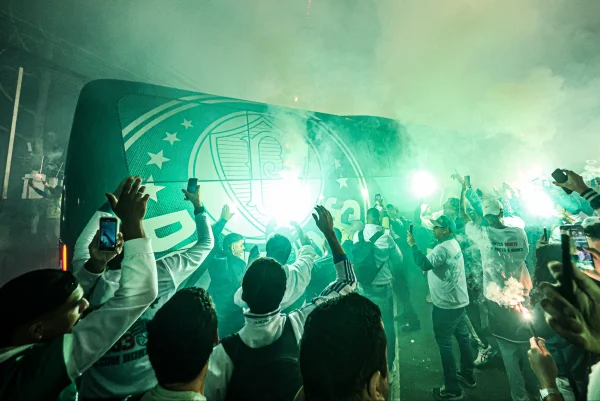 Vídeo: torcedores fazem festa em chegada de ônibus do Palmeiras; veja