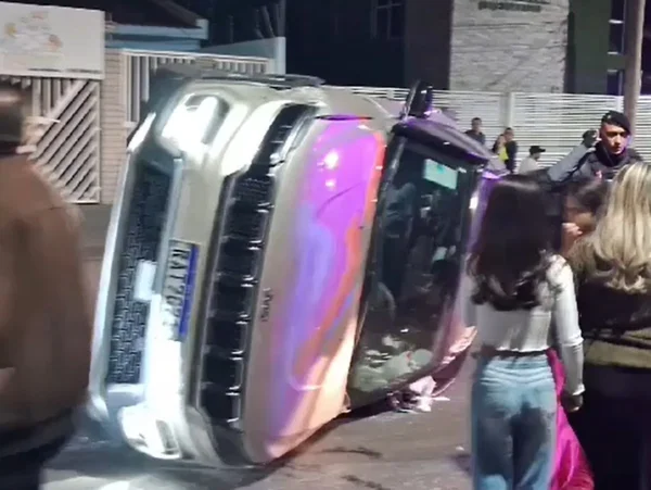 Foto colorida de carro que capotou retirada de vídeo - Metrópoles