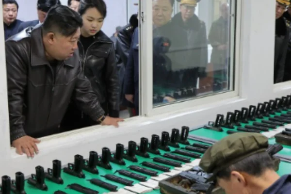 Kim Jong-un e filha visitam fábrica de munições na Coreia do Norte
