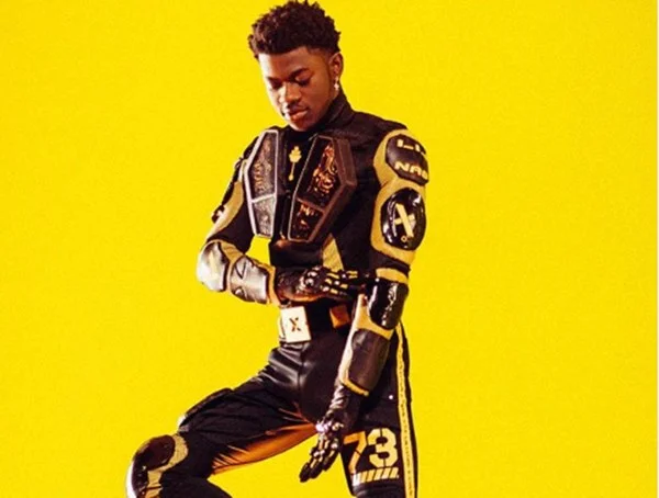O rapper americano Lil Nas X está há semanas no 1º lugar da Billboard Hot 100 com a música Old Town Road. Recentemente, ele também chamou atenção ao se assumir publicamente gay, decisão que, segundo o artista, visa “abrir as portas para mais pessoas” O rapper americano Lil Nas X está há semanas no 1º lugar da Billboard Hot 100 com a música Old Town Road. Recentemente, ele também chamou atenção ao se assumir publicamente gay, decisão que, segundo o artista, visa “abrir as portas para mais pessoas”