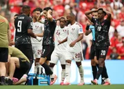 Copa: Koné é recebido com festa por companheiros após quebrar a perna - imagem 3 Copa: Koné é recebido com festa por companheiros após quebrar a perna - imagem 3