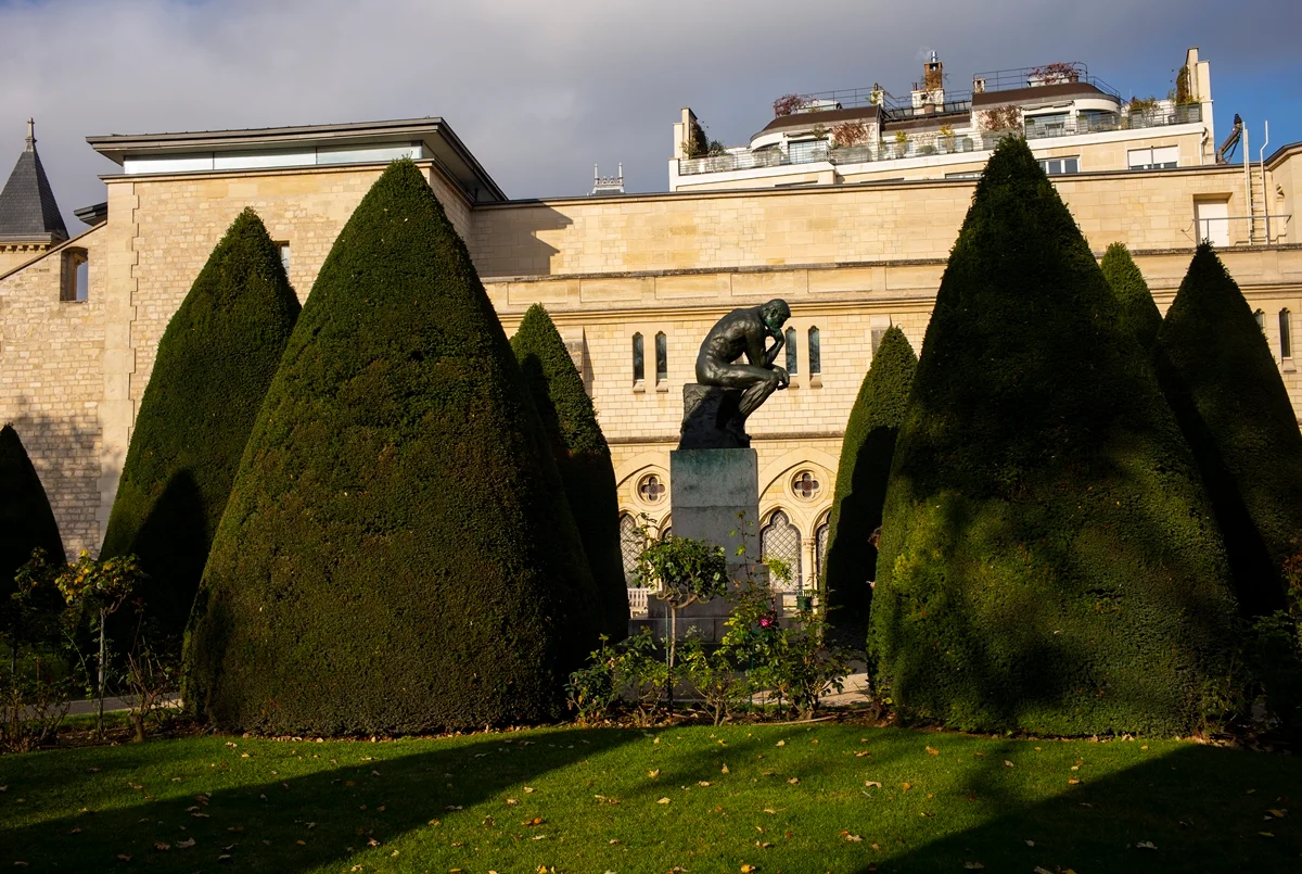 Área externa do Museu Rodin, em Paris, que sediou o desfile Área externa do Museu Rodin, em Paris, que sediou o desfile