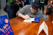O Escritor Marcelo Rubens Paiva Autografa livros O Escritor Marcelo Rubens Paiva Autografa livros