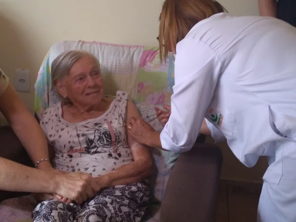 Mãe de Bolsonaro recebe segunda dose de Coronavac contra a Covid-19