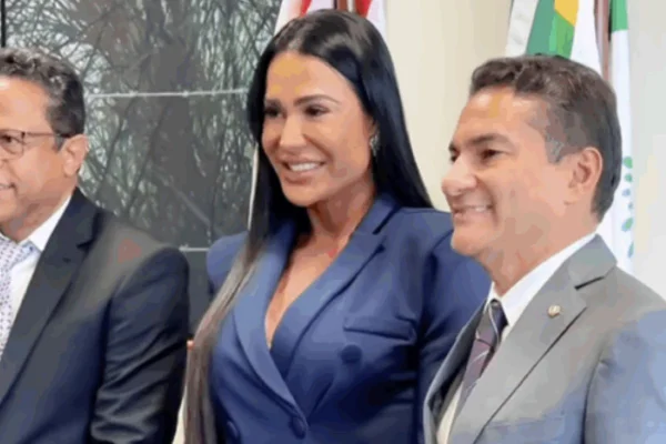 Foto colorida de Gracyanne Barbosa em filiação ao Republicanos - Metrópoles