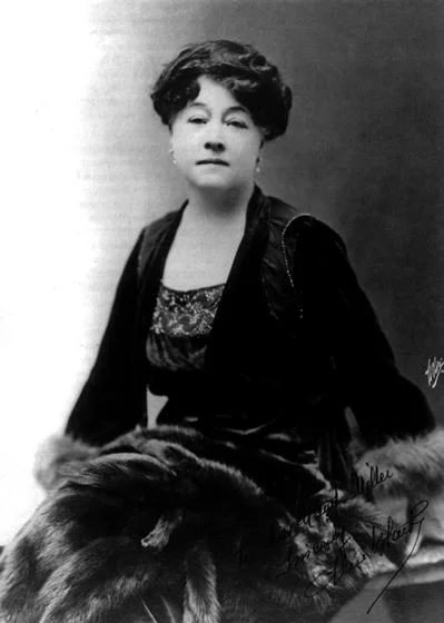 Nos primeiros anos de 1900, Alice Guy produziu mais de 100 filmes. Ela foi a primeira proprietária de estúdio cinematográfico, o Solax Studios, e seus filmes mostravam um mundo onde as mulheres se davam bem em papéis "masculinos" e os homens eram oprimidos como as mulheres da época. Alice se casou com Herbert Blaché, que abriu um estúdio depois dela e a convenceu a unir as duas empresas. Claro, com o nome dele. Uma publicação da época, que homenageava pessoas notáveis do cinema, falou muito de Herbert e até de alguns filmes de Alice, mas como se o marido da cineasta fosse responsável pelo trabalho. Nos primeiros anos de 1900, Alice Guy produziu mais de 100 filmes. Ela foi a primeira proprietária de estúdio cinematográfico, o Solax Studios, e seus filmes mostravam um mundo onde as mulheres se davam bem em papéis "masculinos" e os homens eram oprimidos como as mulheres da época. Alice se casou com Herbert Blaché, que abriu um estúdio depois dela e a convenceu a unir as duas empresas. Claro, com o nome dele. Uma publicação da época, que homenageava pessoas notáveis do cinema, falou muito de Herbert e até de alguns filmes de Alice, mas como se o marido da cineasta fosse responsável pelo trabalho.