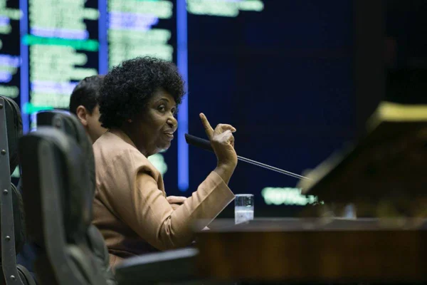 Imagem colorida mostra a deputada federal Benedita da Silva, do Partido dos Trabalhadores - Metrópoles
