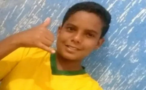 Estudante João Pedro dos Reis Martins, de 13 anos, morreu após cair de bicicleta em buraco de obra