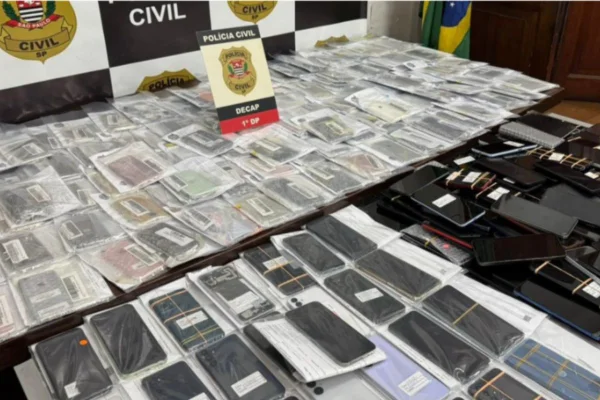 Imagem colorida mostra celulares recuperados pela polícia de São Paulo - Metrópoles