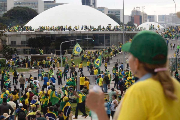 imagem colorida manifestantes bolsonaristas congresso nacional
