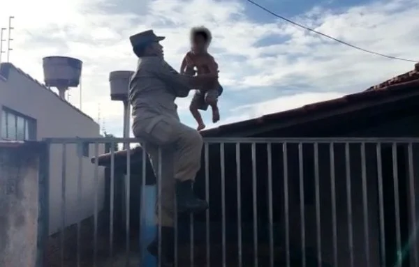 goias menino sobre em telhado