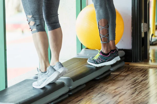 Vista recortada de duas mulheres fazendo exercícios de panturrilhas - Metrópoles