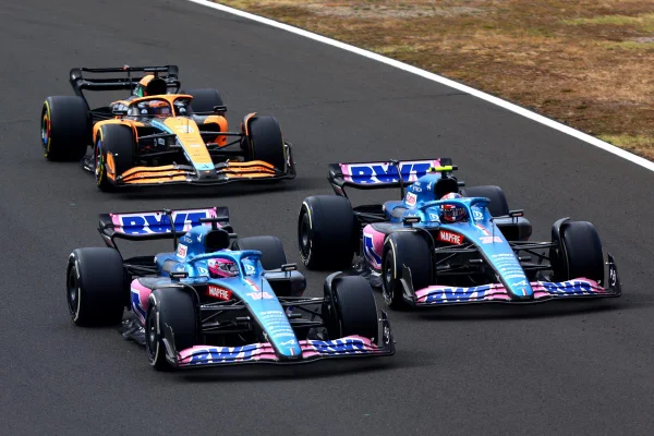 Imagem colorida de Alpine e McLaren - Metrópoles