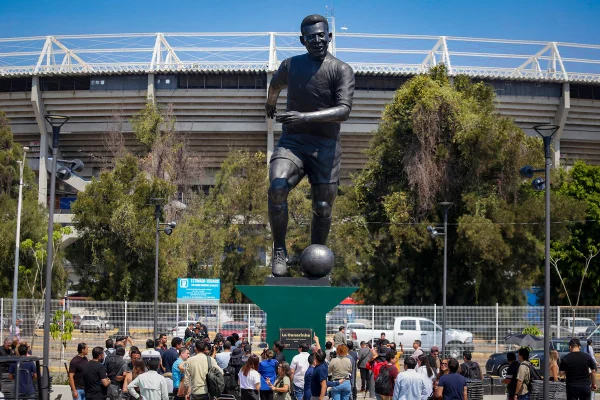 Foto colorida mostra a estátua de Pelé "La Canarinha" do artista Alejandro Velasco em frente ao Estádio Jalisco, em Guadalajara (México) - Metrópoles