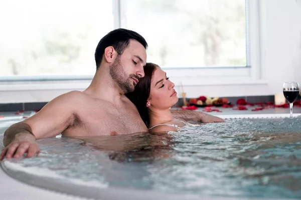 Casal na banheira de hidromassagem