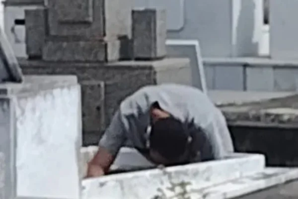 Imagem colorida do momento em que o homem é flagrado _ Metrópoles