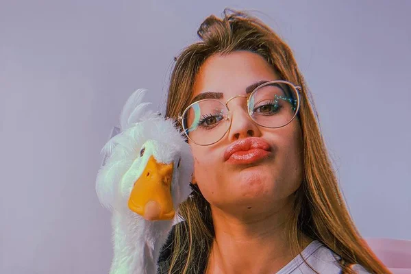Julia Olympio e o seu pato de estimação, Patolino