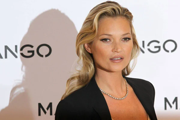 Johnny Depp escondeu colar de diamantes no bumbum para dar a Kate Moss