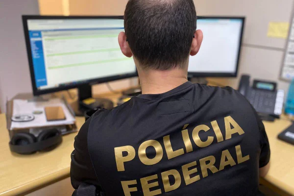 PF apreende computador de servidor investigado por posts racistas