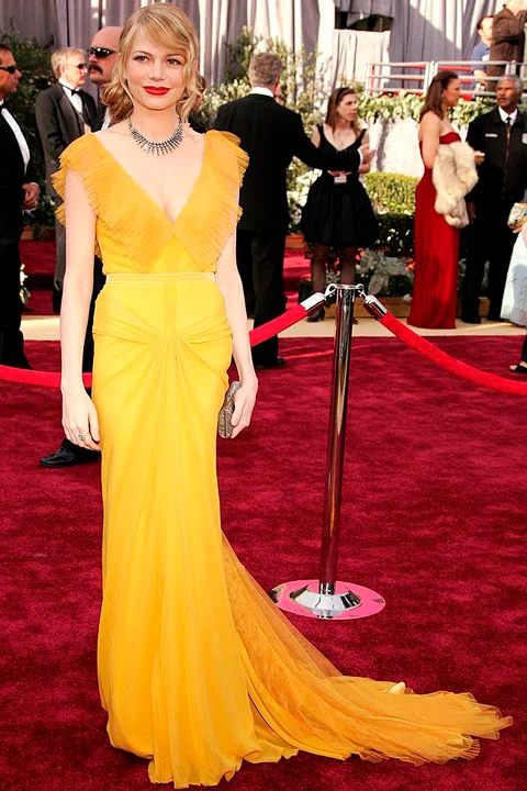 Michelle Williams escolheu um modelo mostarda de Vera Wang para o Oscar de 2006 Michelle Williams escolheu um modelo mostarda de Vera Wang para o Oscar de 2006