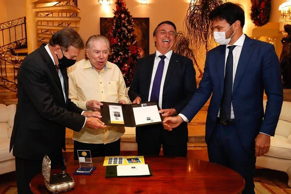 Aos 90 anos, Silvio Santos ganha selo comemorativo de Bolsonaro