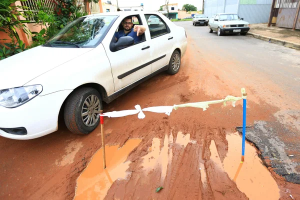 Em época de chuva, buracos em vias do DF se multiplicam e acarretam prejuízo para os motoristas