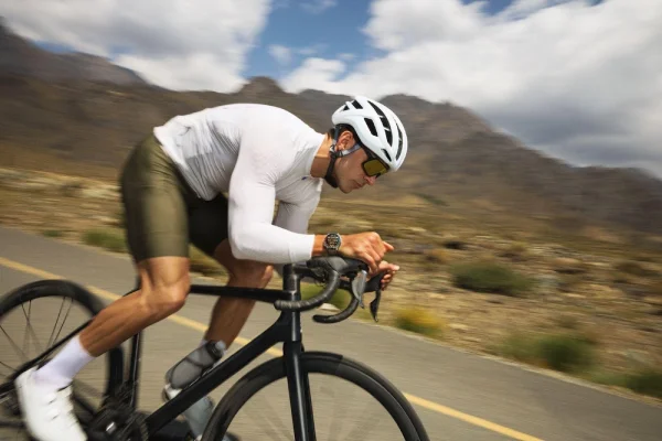 Foto colorida de um ciclista com o relógio da Huawei GT 6 - Metrópoles