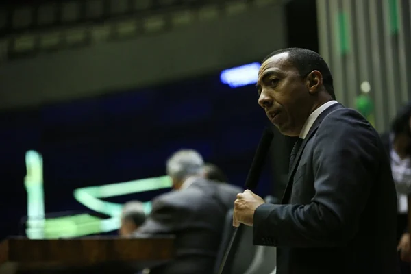 Santana: “Sou negro, da Ceilândia, por isso Rollemberg me despreza”
