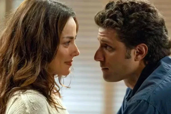 Pedro (Chay Suede) e Bruna (Nanda Marques) em Quem Ama Cuida