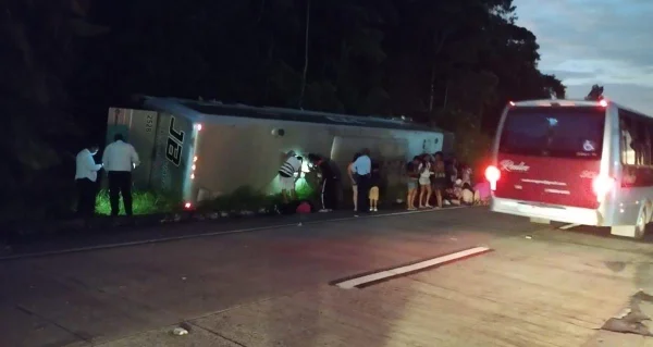 ônibus tombado em Petrópolis
