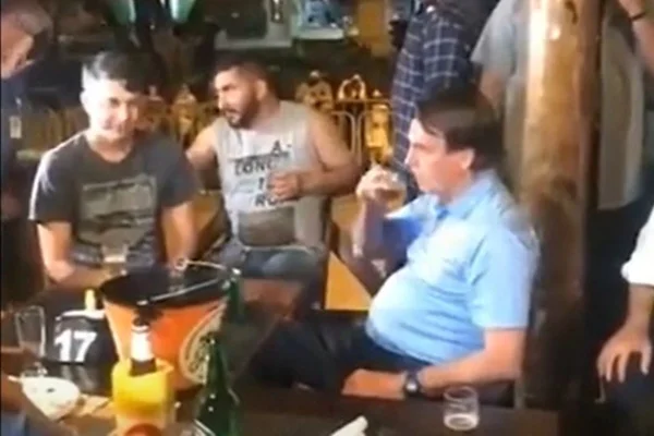 Em SP, Bolsonaro vai a bar sem máscara, toma cerveja e ouve Xand Avião