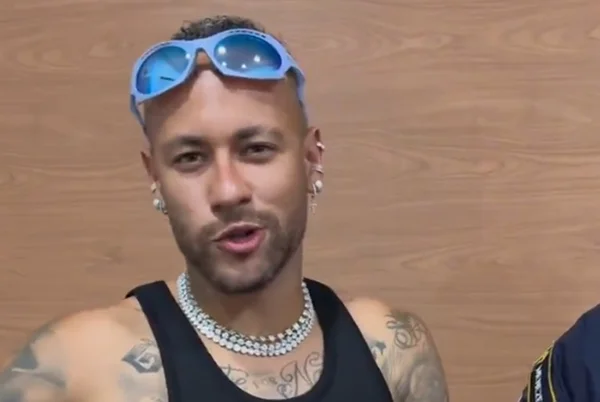 Foto de Neymar, com oculos azul - Metrópoles