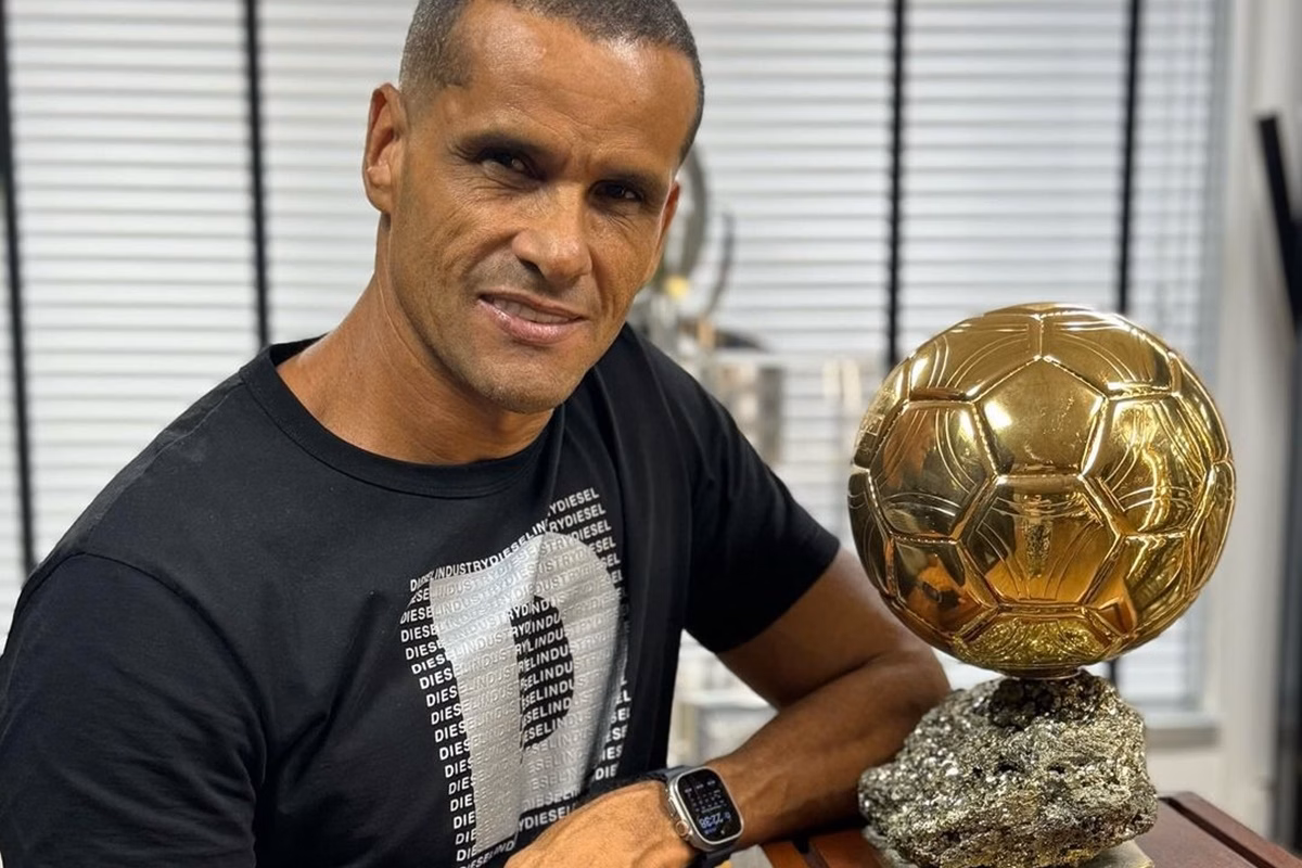 Ex-jogador Rivaldo Ferreira posa ao lado de uma das taças - Metrópoles