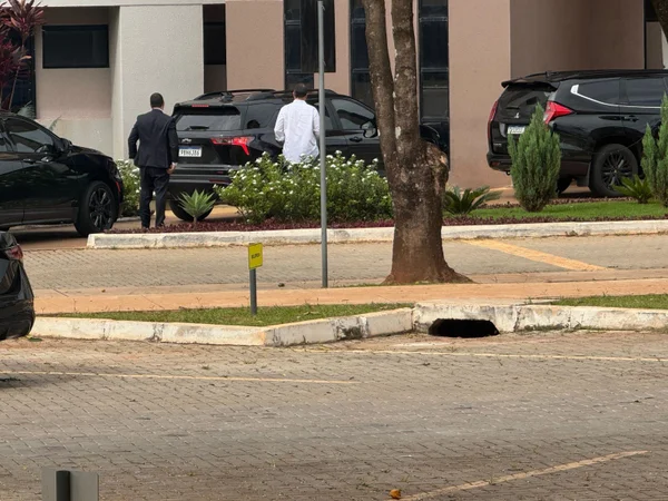 Após viagem aos EUA, Flávio visita Jair Bolsonaro na prisão